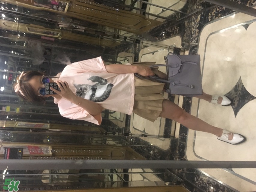 粉色包裝的化妝品 粉色瓶子的護(hù)膚品 粉色包裝的化妝品 粉色瓶子的護(hù)膚品