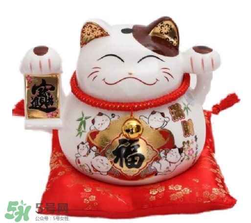 招財(cái)貓有什么講究？招財(cái)貓左手招什么右手招什么？