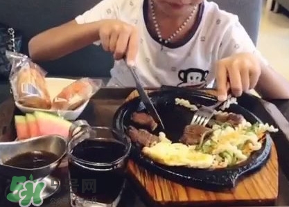 牛排是左手拿刀還是右手？吃牛排的正確方法