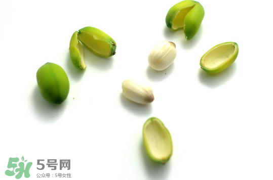 蓮蓬子中間的芯能吃嗎？蓮蓬子的功效與作用