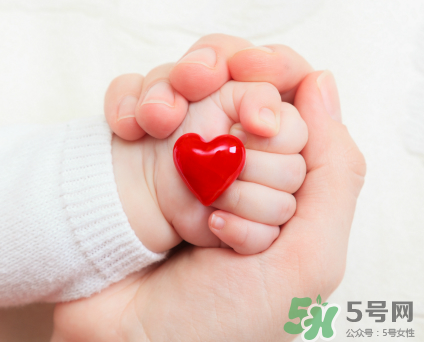 新生兒吃母乳需要喝水嗎？新生兒需不需要要喝水？