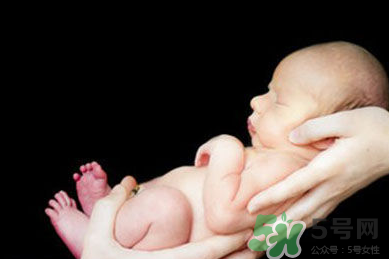 新生兒吃母乳需要喝水嗎？新生兒需不需要要喝水？