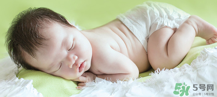 新生兒吃母乳需要喝水嗎？新生兒需不需要要喝水？