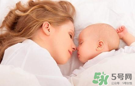 新生兒吃母乳需要喝水嗎？新生兒需不需要要喝水？