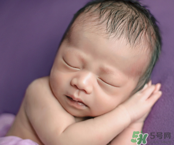 新生兒吃母乳拉稀是怎么回事？新生兒吃母乳拉稀怎么辦？