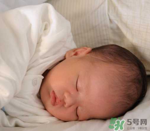 新生兒吃母乳拉稀是怎么回事？新生兒吃母乳拉稀怎么辦？