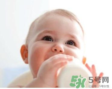 新生兒一月吃幾罐奶粉？新生兒一月吃幾桶奶粉呢？