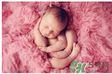 新生兒一月長幾斤正常？新生兒一月長多少厘米？