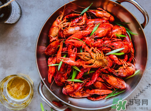 做麻辣小龍蝦放什么調(diào)料？麻辣小龍蝦可以放什么菜？