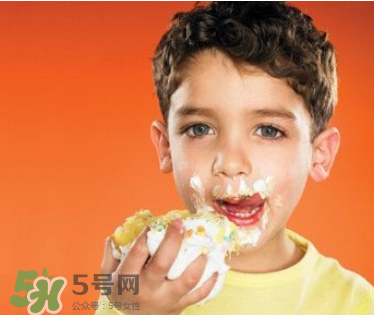 寶寶愛吃甜食智力會(huì)下降嗎？?jī)和瘣鄢蕴菚?huì)影響智力嗎？