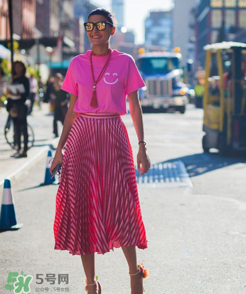 t恤搭配什么裙子好看？t恤怎么搭配裙子好看？