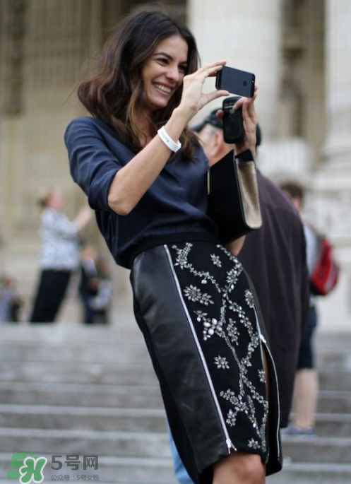 民族風(fēng)裙子配什么上衣？民族風(fēng)裙子怎么搭配上衣？