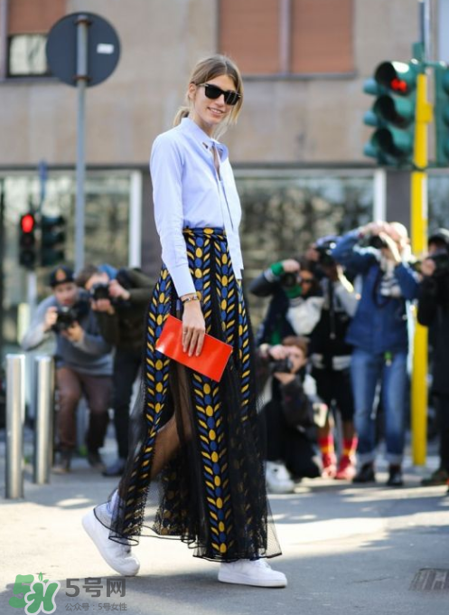 民族風(fēng)裙子配什么上衣？民族風(fēng)裙子怎么搭配上衣？