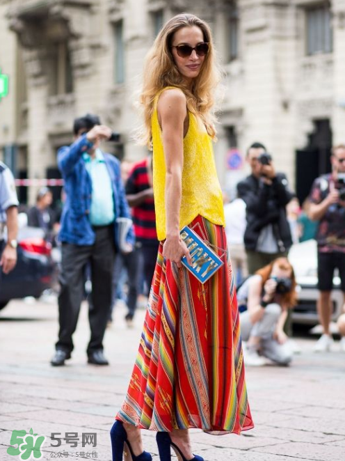 民族風(fēng)裙子配什么上衣？民族風(fēng)裙子怎么搭配上衣？