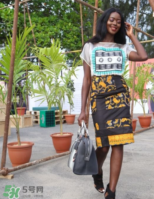 民族風(fēng)裙子配什么上衣？民族風(fēng)裙子怎么搭配上衣？