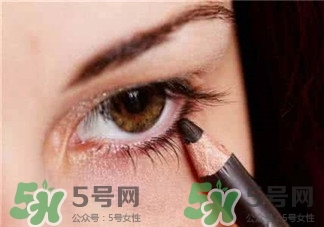 畫(huà)眼線(xiàn)怎樣不暈染?畫(huà)眼線(xiàn)的方法 畫(huà)眼線(xiàn)怎樣不暈染?畫(huà)眼線(xiàn)的方法