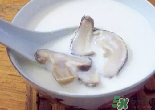 牛奶燉香菇可以治鼻炎嗎？牛奶燉香菇吃了有什么作用？
