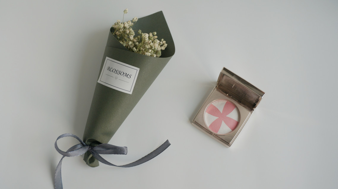 腮紅選擇什么顏色好看 12款腮紅試色合集 腮紅選擇什么顏色好看 12款腮紅試色合集