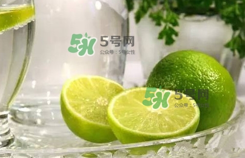 青檸檬泡完水皮怎么變顏色了？青檸檬怎么腌制好