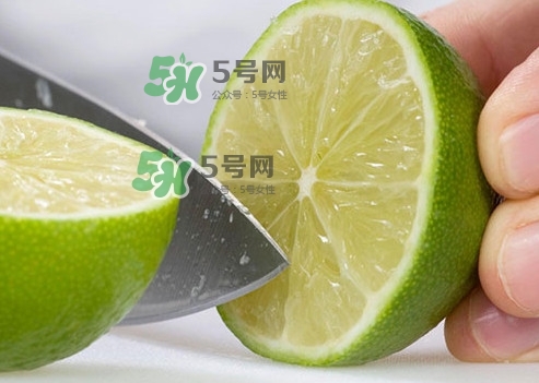 青檸檬泡完水皮怎么變顏色了？青檸檬怎么腌制好