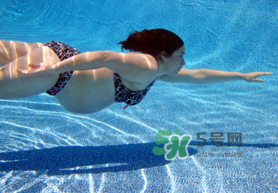 孕婦能游泳嗎？孕婦能不能去游泳池？