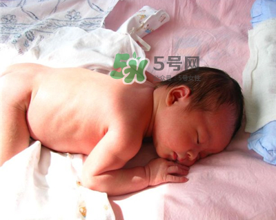 寶寶曬太陽曬哪個部位？夏天寶寶曬太陽最佳時間