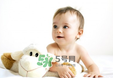 夏天寶寶頭上長(zhǎng)紅疙瘩怎么回事？夏天寶寶頭上長(zhǎng)東西怎么辦？