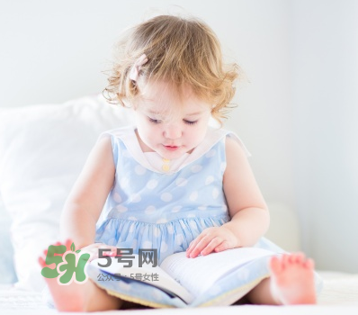 夏天寶寶頭上長(zhǎng)紅疙瘩怎么回事？夏天寶寶頭上長(zhǎng)東西怎么辦？