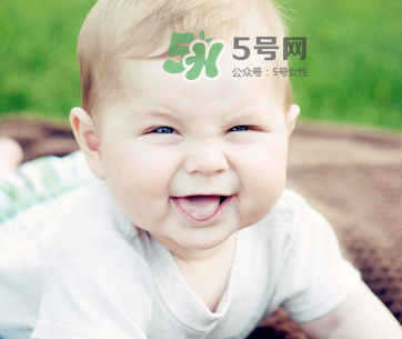 夏天寶寶頭上長(zhǎng)紅疙瘩怎么回事？夏天寶寶頭上長(zhǎng)東西怎么辦？