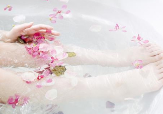 醋泡腳要把醋燒開嗎？白醋泡腳的正確方法