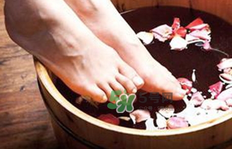 醋泡腳要把醋燒開嗎？白醋泡腳的正確方法