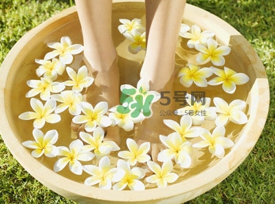 醋泡腳要把醋燒開嗎？白醋泡腳的正確方法