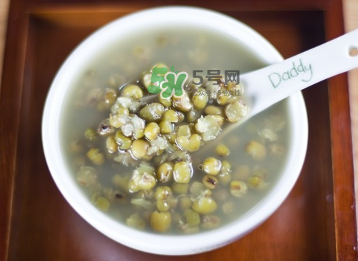 綠豆湯和牛奶能一起吃嗎？喝綠豆湯同時(shí)可以喝牛奶嗎？