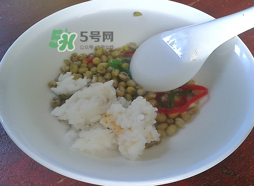 綠豆湯和牛奶能一起吃嗎？喝綠豆湯同時(shí)可以喝牛奶嗎？