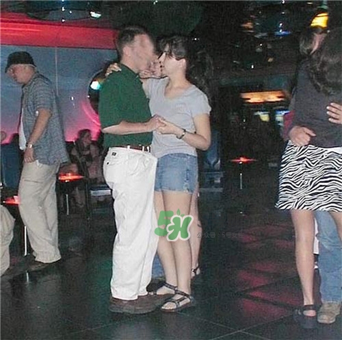 男人在公眾場合勃起如何化解尷尬？