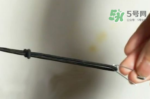 一字領(lǐng)怎么穿不會(huì)上滑？一字肩衣服老是往上滑怎么辦？