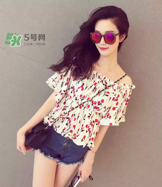 一字領(lǐng)怎么穿不會(huì)上滑？一字肩衣服老是往上滑怎么辦？