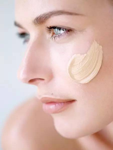 粉底液顏色如何選擇 選對(duì)粉底液不浮粉不脫妝 粉底液顏色如何選擇 選對(duì)粉底液不浮粉不脫妝