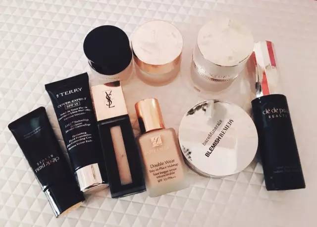 粉底液顏色如何選擇 選對(duì)粉底液不浮粉不脫妝 粉底液顏色如何選擇 選對(duì)粉底液不浮粉不脫妝