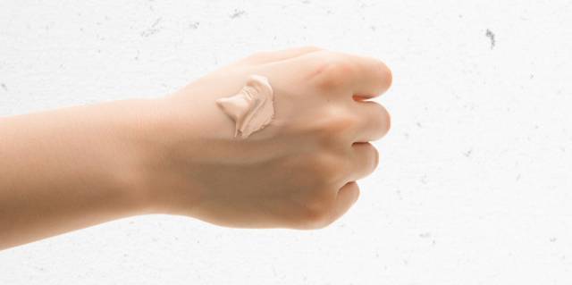 粉底液顏色如何選擇 選對(duì)粉底液不浮粉不脫妝 粉底液顏色如何選擇 選對(duì)粉底液不浮粉不脫妝