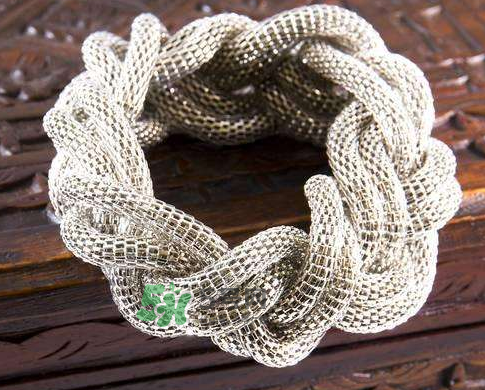 銀手鐲帶哪只手好？銀手鐲女性戴哪只手？