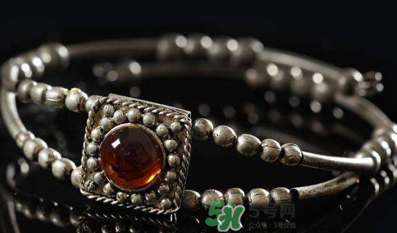 銀手鐲帶哪只手好？銀手鐲女性戴哪只手？