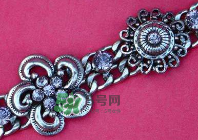 銀手鐲帶哪只手好？銀手鐲女性戴哪只手？