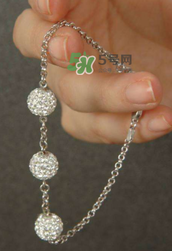 銀手鐲帶哪只手好？銀手鐲女性戴哪只手？