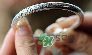 銀手鐲可以刮痧嗎？怎么用銀手鐲刮痧？