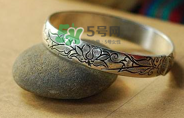 銀手鐲可以刮痧嗎？怎么用銀手鐲刮痧？