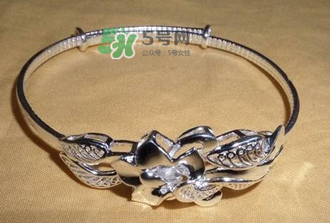 銀手鐲可以刮痧嗎？怎么用銀手鐲刮痧？