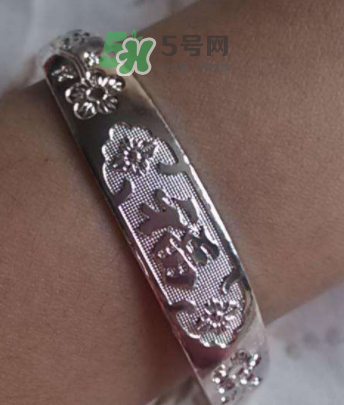 銀手鐲可以刮痧嗎？怎么用銀手鐲刮痧？