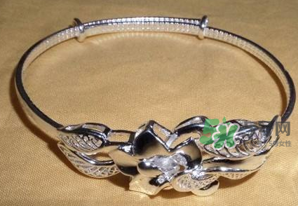 銀手鐲可以用牙膏洗嗎？銀手鐲可以用什么洗？