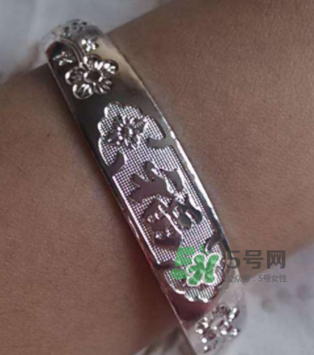 銀手鐲可以用牙膏洗嗎？銀手鐲可以用什么洗？